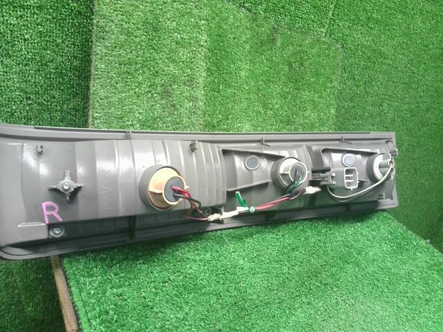 【中古】ハイゼットアトレ ABA-S331G 右テールランプ 81550-B5070 自社品番250614 W24