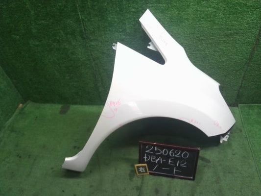 【中古】ノート DBA-E12 右 フロント フェンダー F3100-5VAMA 自社品番250620 QAB