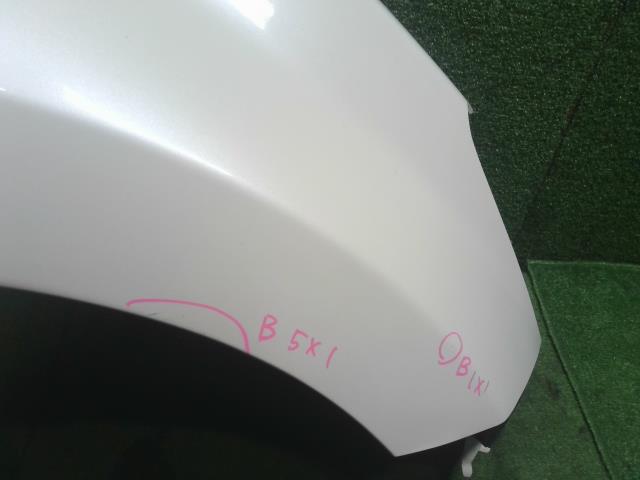 【中古】ノート DBA-E12 右 フロント フェンダー F3100-5VAMA 自社品番250620 QAB