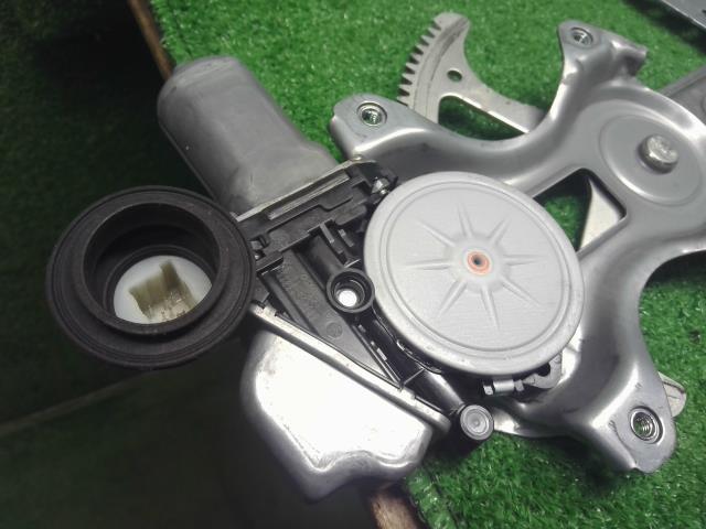 【中古】ヴィッツ DBA-NSP135 右Ｆ フロントドアレギュレータ・モーター  自社品番250625 8T7
