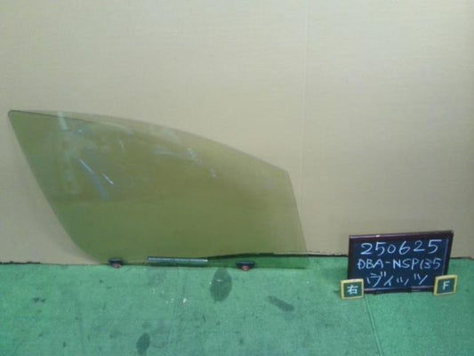 【中古】ヴィッツ DBA-NSP135 右Ｆ　フロントドアガラス  自社品番250625 8T7