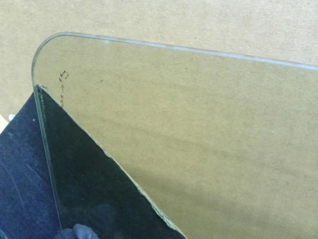 【中古】ヴィッツ DBA-NSP135 右Ｆ　フロントドアガラス  自社品番250625 8T7