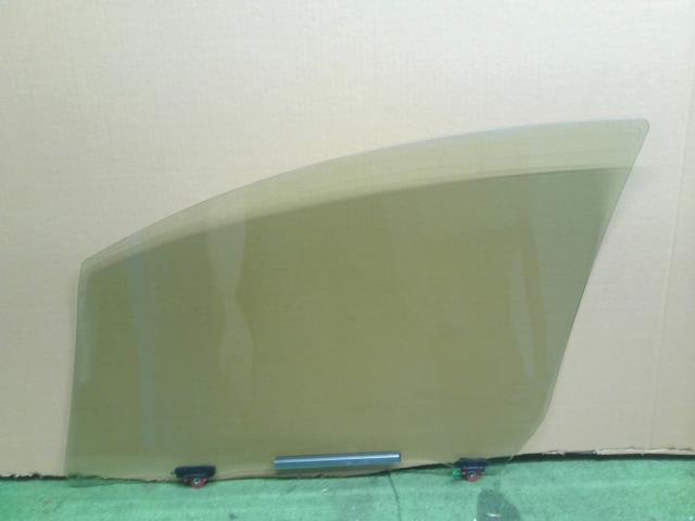 【中古】ヴィッツ DBA-NSP135 右Ｆ　フロントドアガラス  自社品番250625 8T7