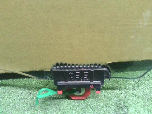 【中古】ヴィッツ DBA-NSP135 右Ｆ　フロントドアガラス  自社品番250625 8T7