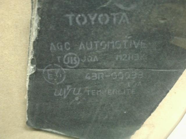 【中古】ヴィッツ DBA-NSP135 右Ｆ　フロントドアガラス  自社品番250625 8T7