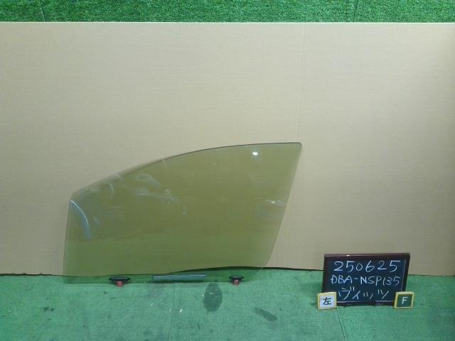 【中古】ヴィッツ DBA-NSP135 左Ｆ フロントドアガラス  自社品番250625 8T7