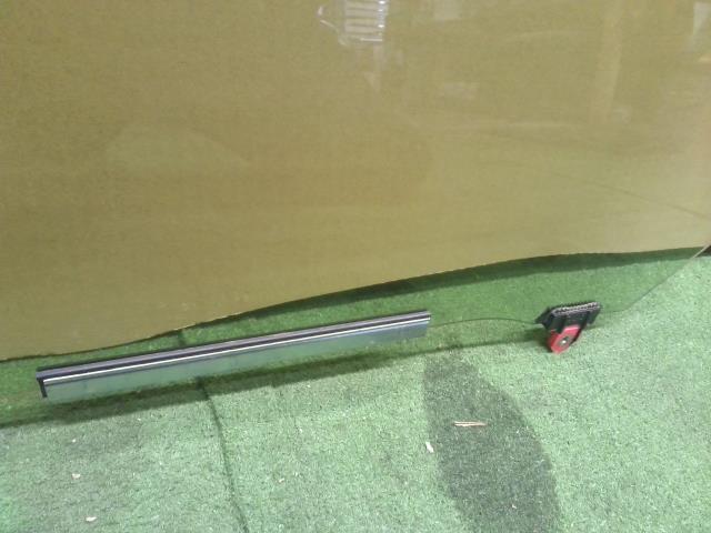 【中古】ヴィッツ DBA-NSP135 左Ｆ フロントドアガラス  自社品番250625 8T7