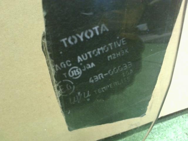 【中古】ヴィッツ DBA-NSP135 左Ｆ フロントドアガラス  自社品番250625 8T7