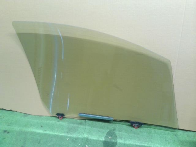 【中古】ヴィッツ DBA-NSP135 左Ｆ フロントドアガラス  自社品番250625 8T7