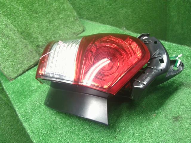 【中古】ヴィッツ DBA-NSP135 右テールランプ  自社品番250625 8T7