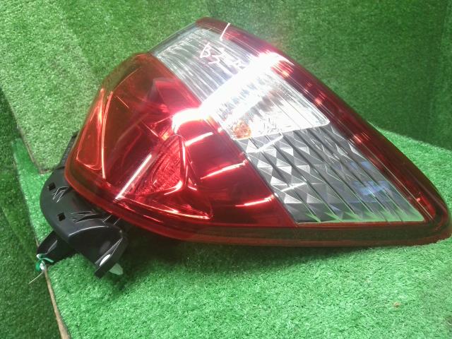 【中古】ヴィッツ DBA-NSP135 右テールランプ  自社品番250625 8T7