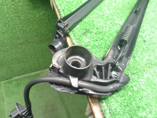 【中古】ヴィッツ DBA-NSP135 フロント ワイパーアーム  自社品番250625 8T7
