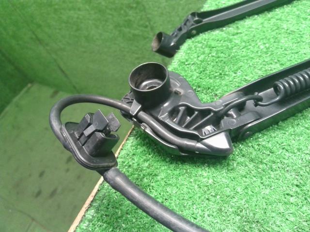 【中古】ヴィッツ DBA-NSP135 フロント ワイパーアーム  自社品番250625 8T7