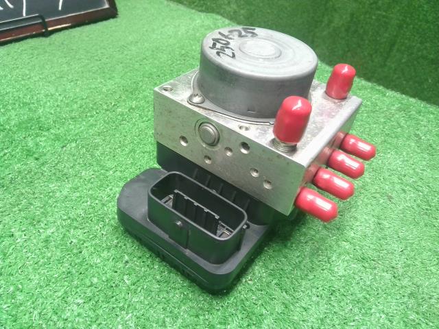 【中古】ヴィッツ DBA-NSP135 ＡＢＳアクチュエーター  自社品番250625 8T7