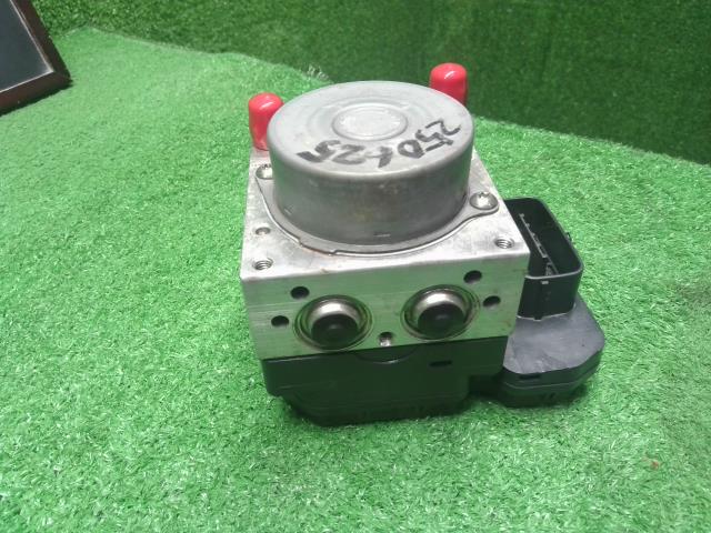 【中古】ヴィッツ DBA-NSP135 ＡＢＳアクチュエーター  自社品番250625 8T7