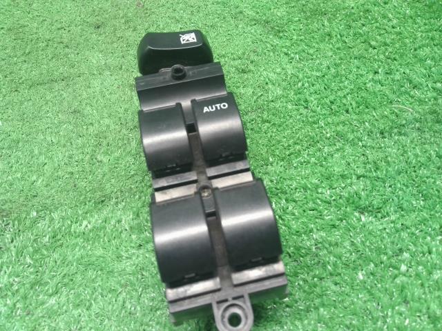 【中古】ワゴンＲ DBA-MH34S パワーウインドウスイッチ 37990-82K81 自社品番250631 26U