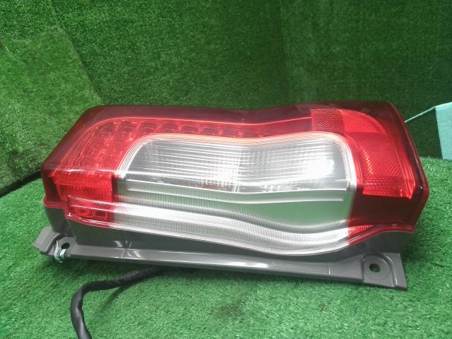 【中古】タント DBA-LA610S 右テールランプ 81551-B2300- 自社品番250646 S28