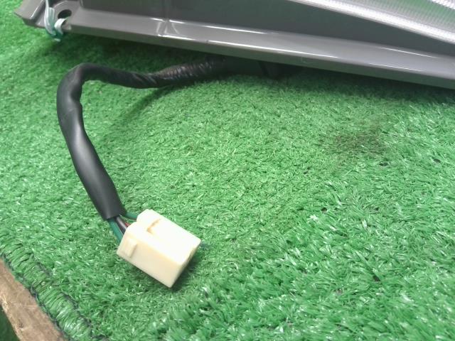 【中古】タント DBA-LA610S 右テールランプ 81551-B2300- 自社品番250646 S28