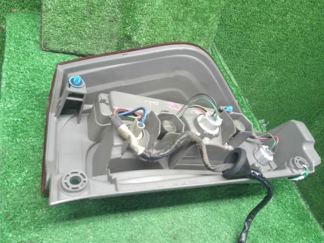 【中古】タント DBA-LA610S 右テールランプ 81551-B2300- 自社品番250646 S28