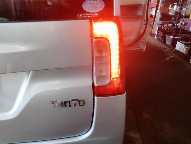 【中古】タント DBA-LA610S 右テールランプ 81551-B2300- 自社品番250646 S28