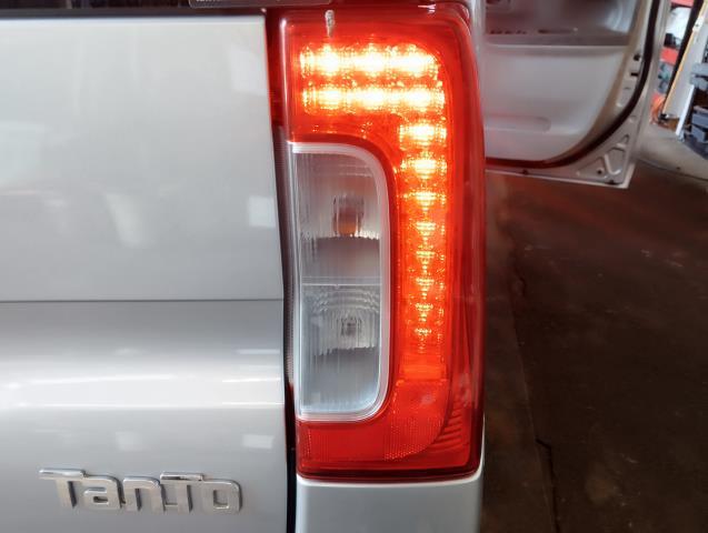 【中古】タント DBA-LA610S 右テールランプ 81551-B2300- 自社品番250646 S28