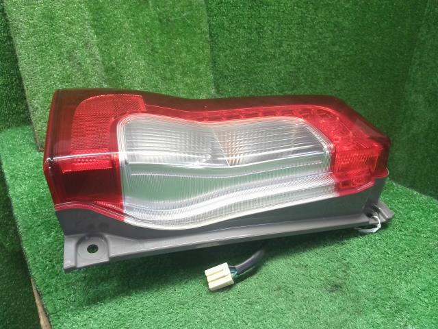 【中古】タント DBA-LA610S 左テールランプ 81561-B2300- 自社品番250646 S28