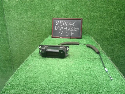 【中古】タント DBA-LA610S アウターハンドル バックドア ハンドル 69023-B2080- 自社品番250646 S28