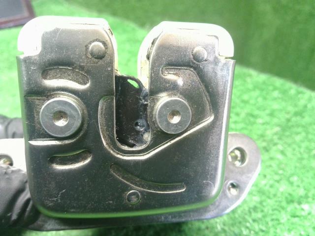 【中古】タント DBA-LA610S トランク・バックドアロック ソレノイド 69350-B2330- 自社品番250646 S28