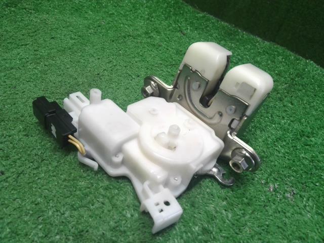 【中古】タント DBA-LA610S トランク・バックドアロック ソレノイド 69350-B2330- 自社品番250646 S28
