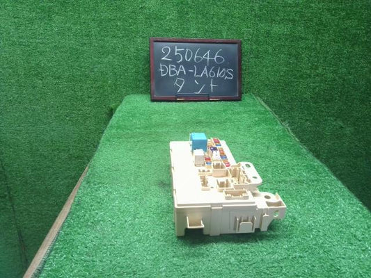 【中古】タント DBA-LA610S ヒューズボックス 室内 助手席側 82600-B2360- 自社品番250646 S28