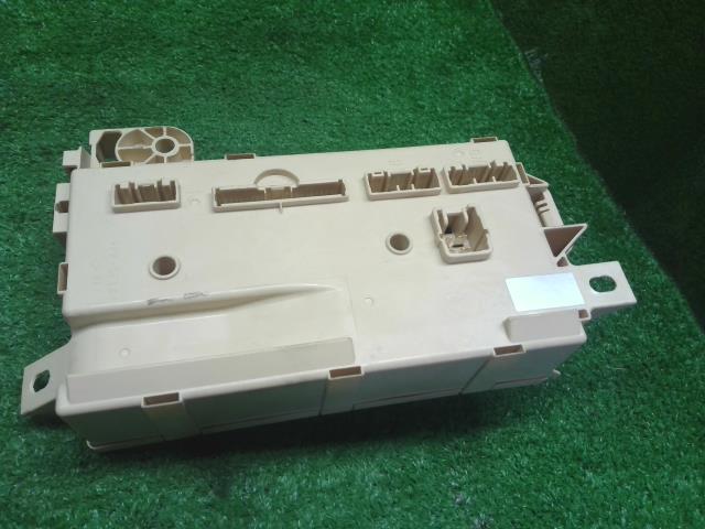 【中古】タント DBA-LA610S ヒューズボックス 室内 助手席側 82600-B2360- 自社品番250646 S28