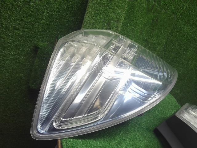 【中古】フィット DAA-GP1 左右　テールランプ　ブレーキランプ　セット　 33550-TF0-J71 自社品番250648 NH700M