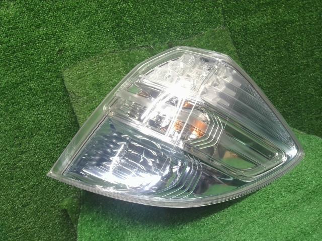 【中古】フィット DAA-GP1 左右　テールランプ　ブレーキランプ　セット　 33550-TF0-J71 自社品番250648 NH700M