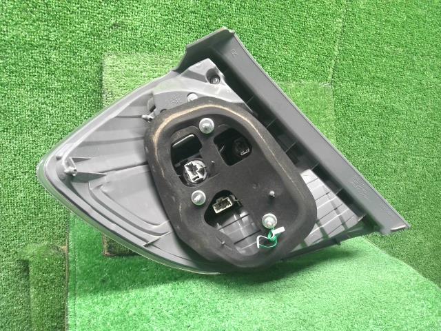 【中古】フィット DAA-GP1 左右　テールランプ　ブレーキランプ　セット　 33550-TF0-J71 自社品番250648 NH700M