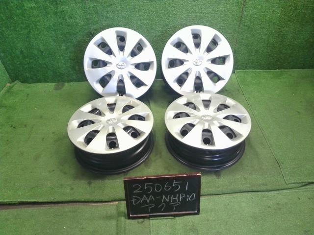 【中古】アクア DAA-NHP10 純正　15インチ　スチール　ホイール　ホイールキャップ付き 42611-52770 自社品番250651 1F7