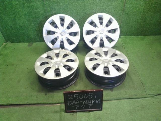 【中古】アクア DAA-NHP10 純正　15インチ　スチール　ホイール　ホイールキャップ付き 42611-52770 自社品番250651 1F7