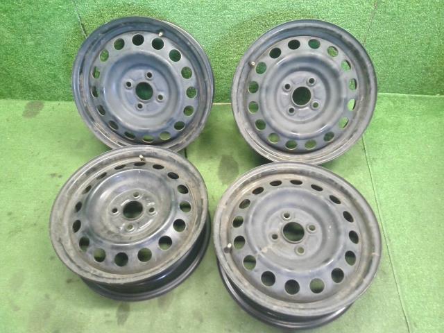 【中古】アクア DAA-NHP10 純正　15インチ　スチール　ホイール　ホイールキャップ付き 42611-52770 自社品番250651 1F7