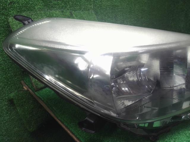 【中古】ヴィッツ DBA-NSP135 右ヘッドランプ ヘッドライト 自社品番250658 209