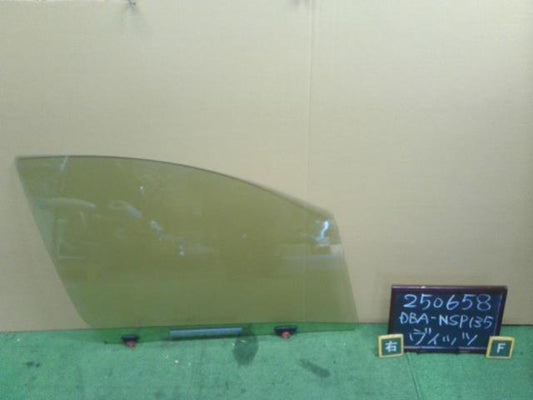 【中古】ヴィッツ DBA-NSP135 右 フロント ドア ガラス  自社品番250658 209