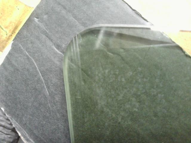 【中古】ヴィッツ DBA-NSP135 右 フロント ドア ガラス  自社品番250658 209