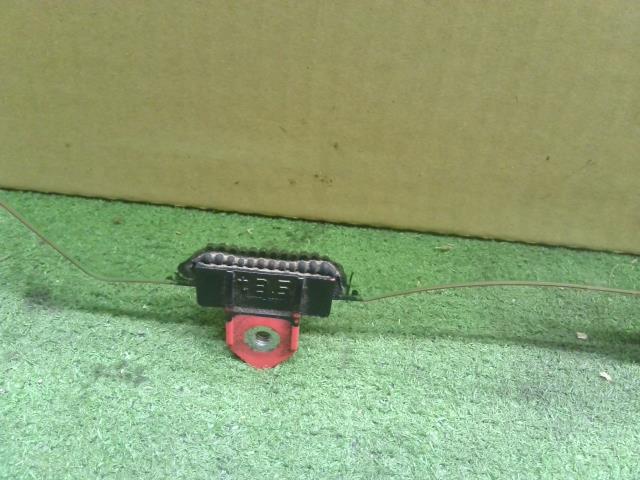 【中古】ヴィッツ DBA-NSP135 右 フロント ドア ガラス  自社品番250658 209