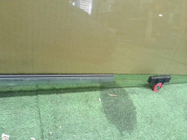 【中古】ヴィッツ DBA-NSP135 右 フロント ドア ガラス  自社品番250658 209