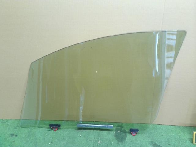 【中古】ヴィッツ DBA-NSP135 右 フロント ドア ガラス  自社品番250658 209