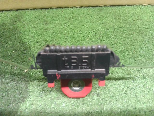 【中古】ヴィッツ DBA-NSP135 右 フロント ドア ガラス  自社品番250658 209