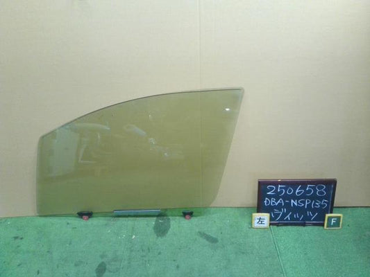 【中古】ヴィッツ DBA-NSP135 左Ｆ フロントドアガラス  自社品番250658 209