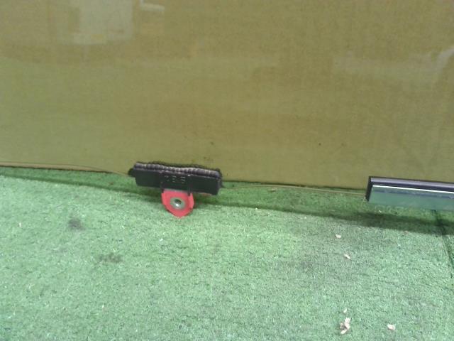 【中古】ヴィッツ DBA-NSP135 左Ｆ フロントドアガラス  自社品番250658 209