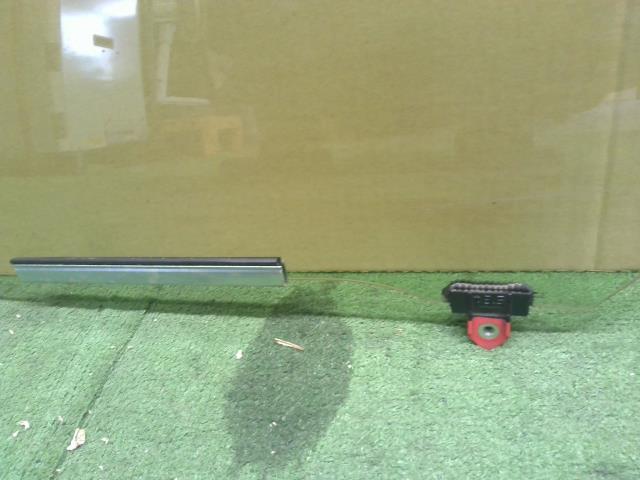 【中古】ヴィッツ DBA-NSP135 左Ｆ フロントドアガラス  自社品番250658 209