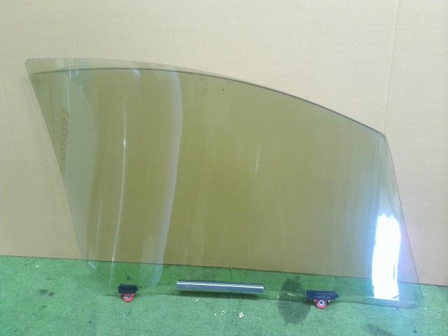 【中古】ヴィッツ DBA-NSP135 左Ｆ フロントドアガラス  自社品番250658 209