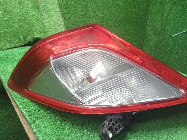 【中古】ヴィッツ DBA-NSP135 左テールランプ  自社品番250658 209