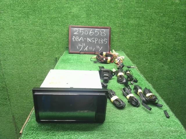 【中古】ヴィッツ DBA-NSP135 カーナビゲーション MDV-D708BTW 自社品番250658 209